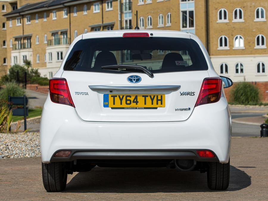  Toyota Yaris Hybrid 2014 года  (UK) (фото 5 из 10)
